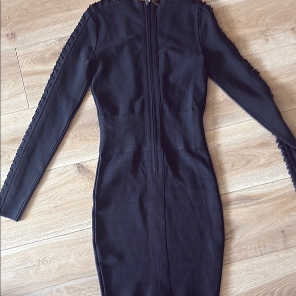 Black V-Neck Ruffled Long Sleeve Dress - Picture 8 of 10